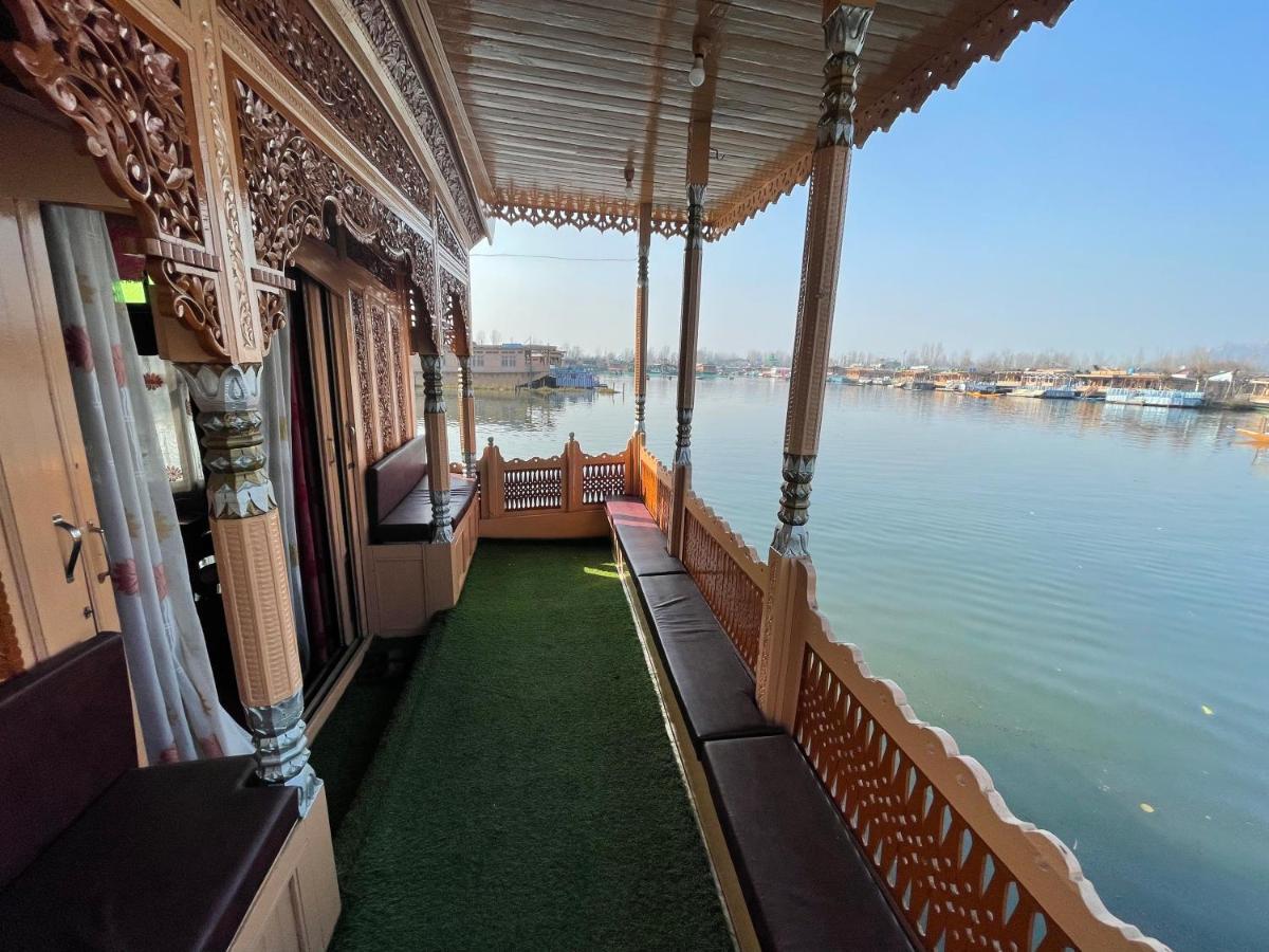 Srīnagar Floating Young Gulshan Houseboat المظهر الخارجي الصورة