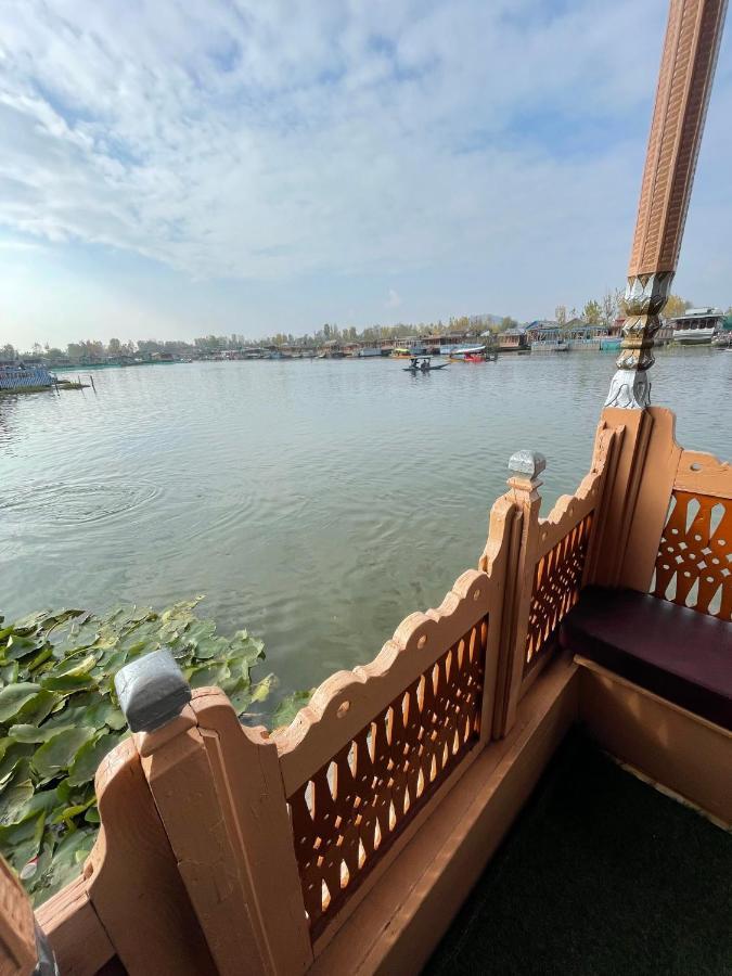 Srīnagar Floating Young Gulshan Houseboat المظهر الخارجي الصورة