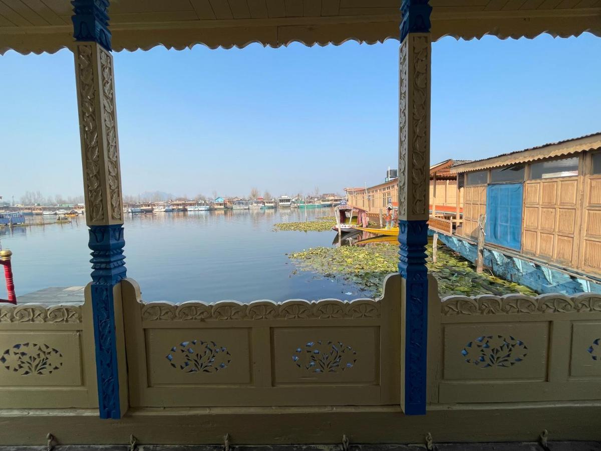 Srīnagar Floating Young Gulshan Houseboat المظهر الخارجي الصورة