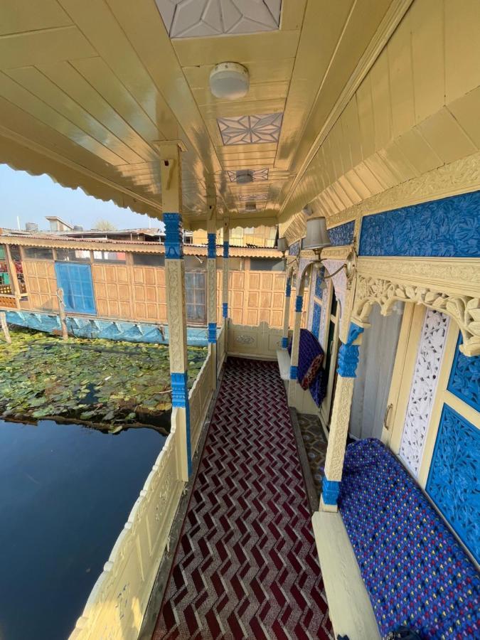 Srīnagar Floating Young Gulshan Houseboat المظهر الخارجي الصورة