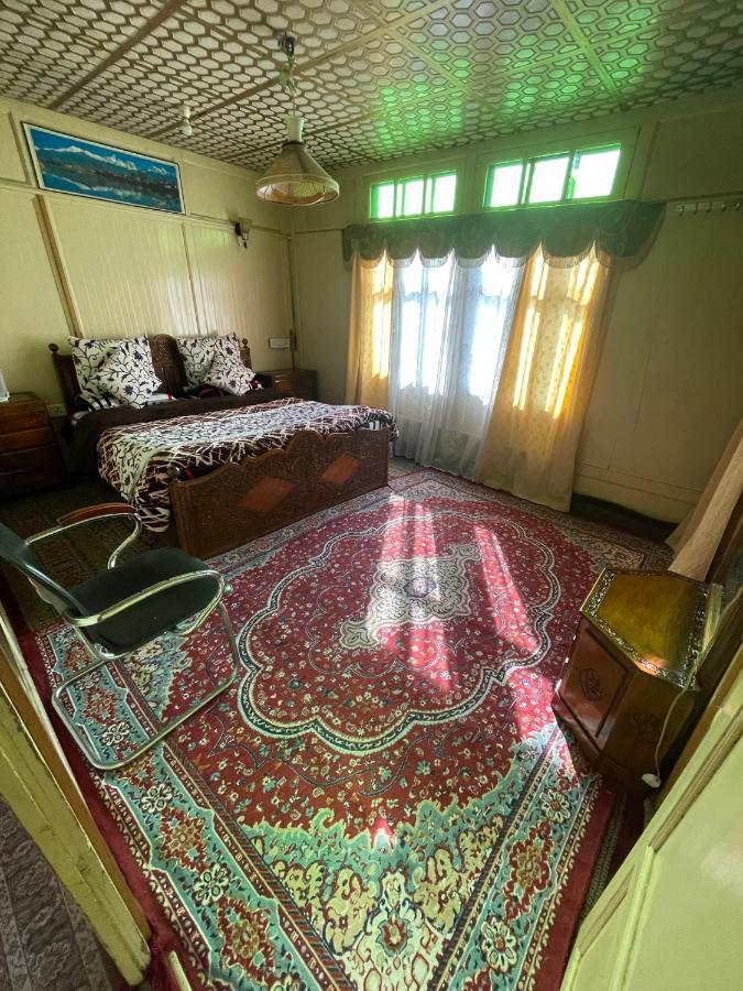 Srīnagar Floating Young Gulshan Houseboat المظهر الخارجي الصورة