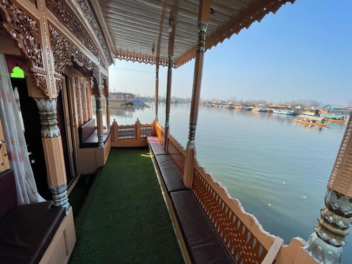 Srīnagar Floating Young Gulshan Houseboat المظهر الخارجي الصورة