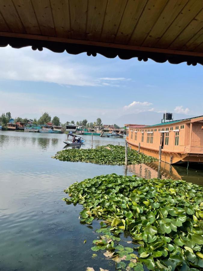 Srīnagar Floating Young Gulshan Houseboat المظهر الخارجي الصورة