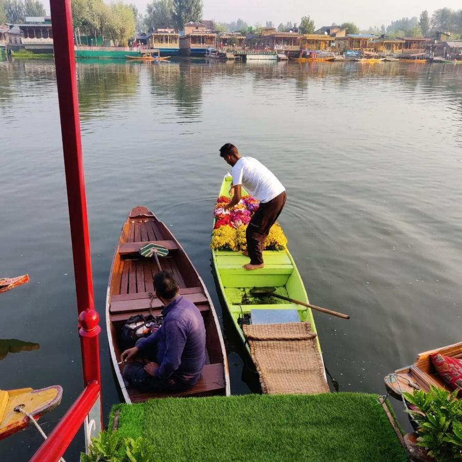 Srīnagar Floating Young Gulshan Houseboat المظهر الخارجي الصورة