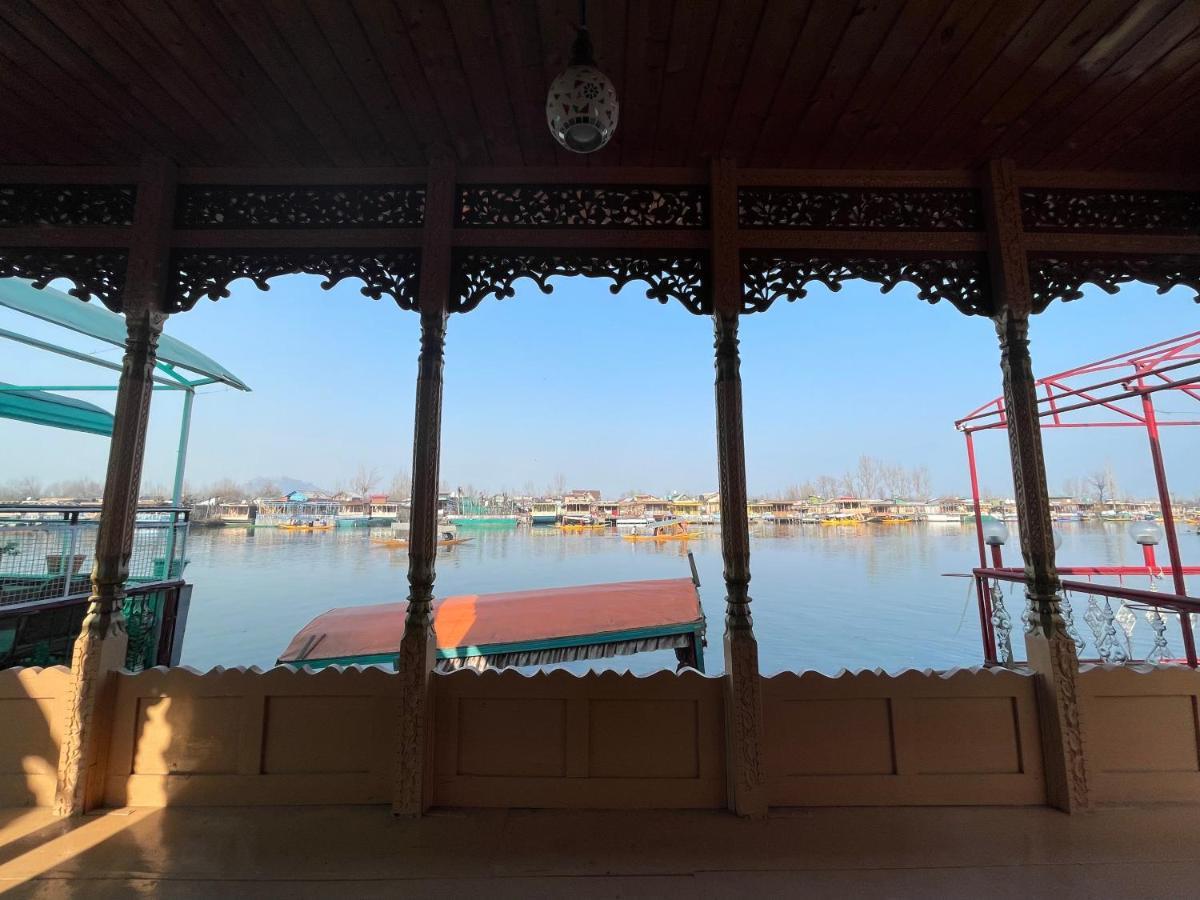 Srīnagar Floating Young Gulshan Houseboat المظهر الخارجي الصورة